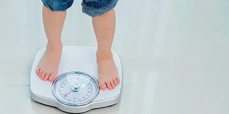 Anak mengukur berat badan