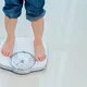 Anak mengukur berat badan