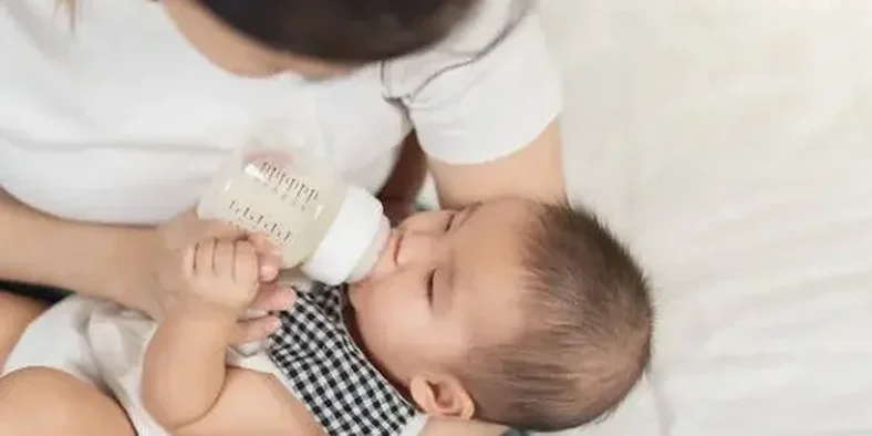 Bayi minum susu formula di dot