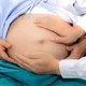 Dokter memegang perut ibu hamil