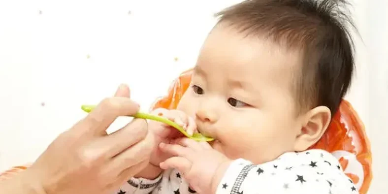 Bayi makan bubur