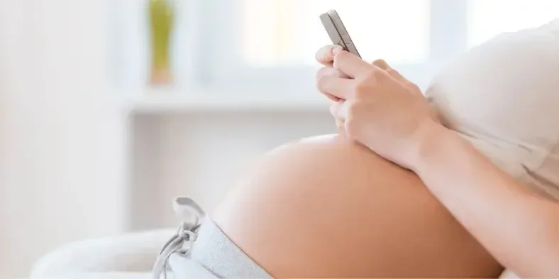 Terlalu Sering Main Handphone, Berbahayakah Radiasinya bagi Perkembangan Bayi?