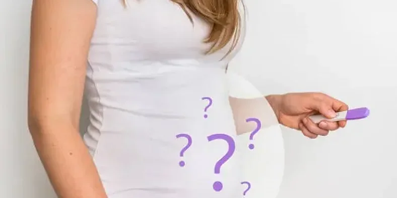 ibu hamil memegang test pack