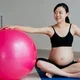 Wanita hamil sedang senam hamil