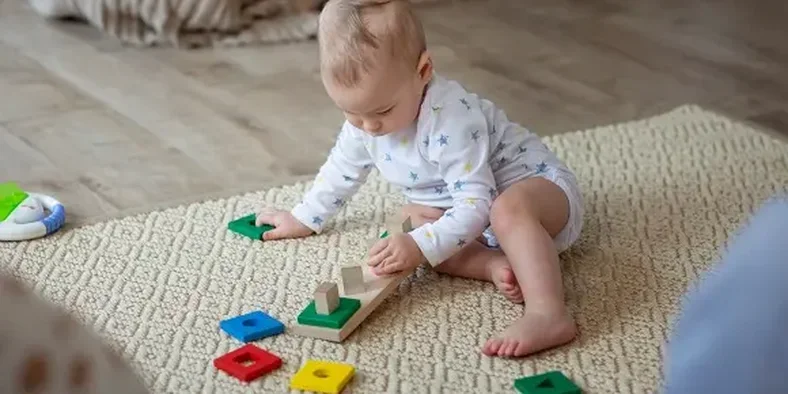 Anak bermain di atas playmat