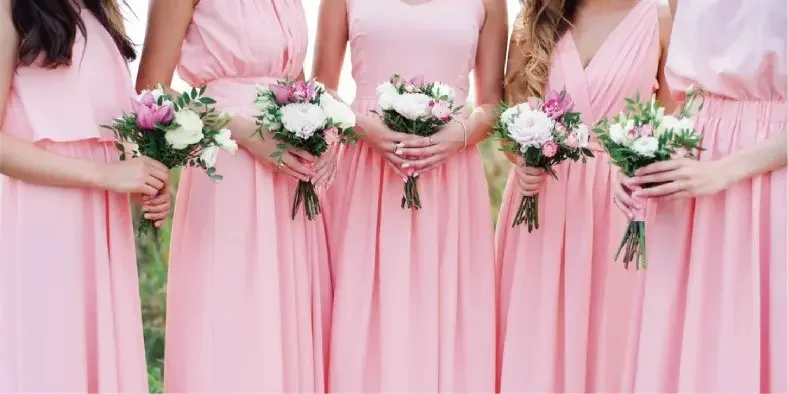 bridesmaid berbaju pink