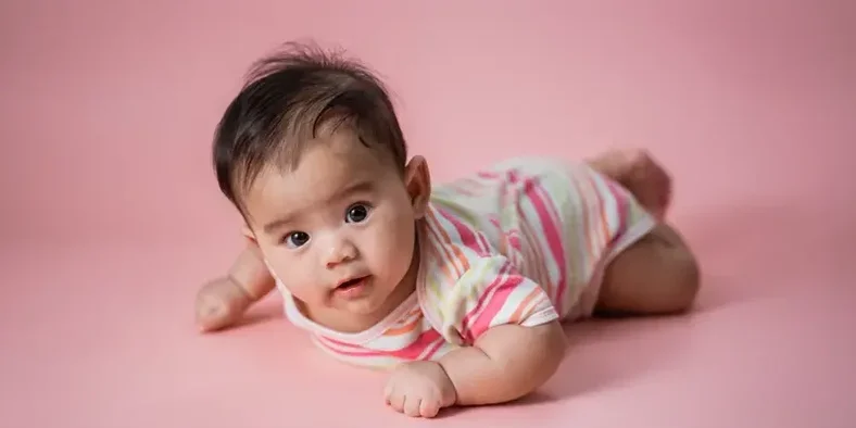 Bayi tengkurap di lantai