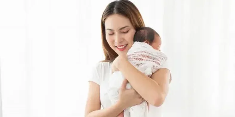 Ibu menggendong bayi baru lahir
