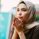 Wanita muslim berdoa