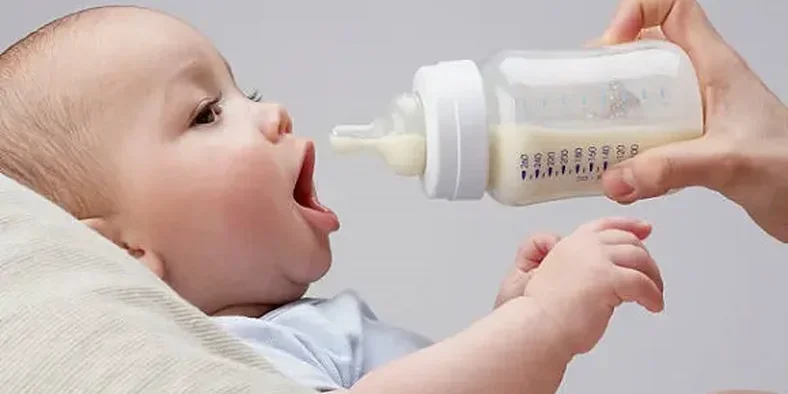 Bayi minum dengan botol