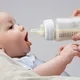 Bayi minum dengan botol