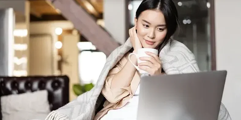 wanita menonton film di laptop