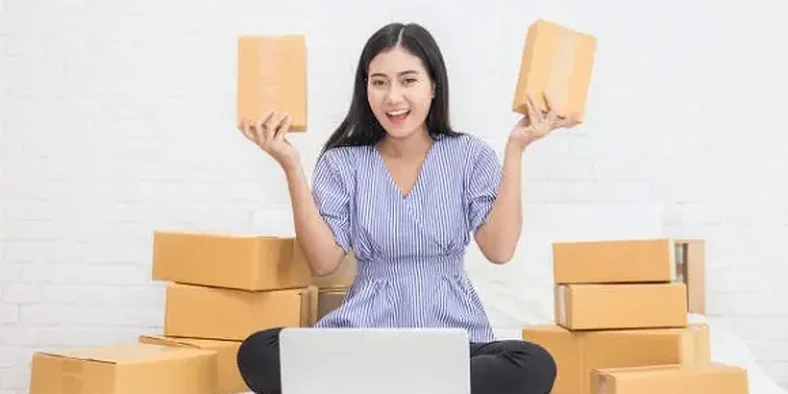 Wanita bisnis online memegang paket pesanan