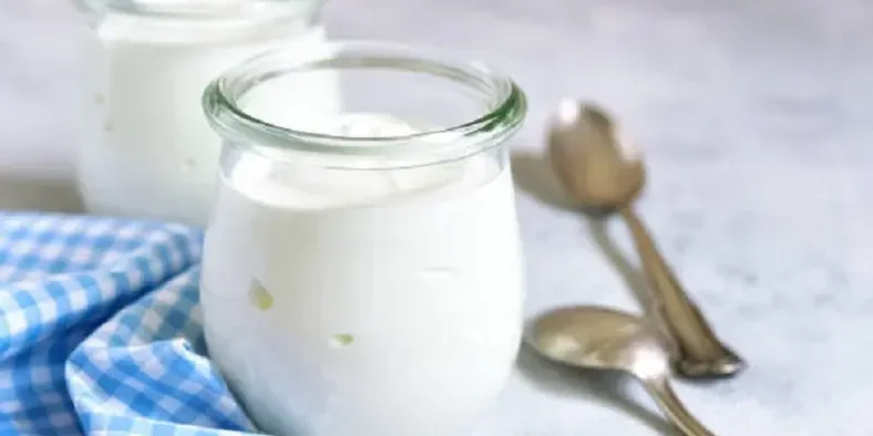 yogurt dalam gelas kaca