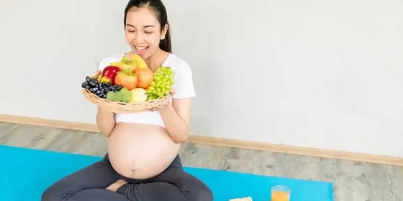 Ibu hamil mengonsumsi buah buahan